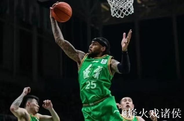 莫兰德篮下接球强起上篮,遭胡金秋正面大帽拒绝 莫兰德篮下接球强起上篮,遭胡金秋正面大帽拒绝